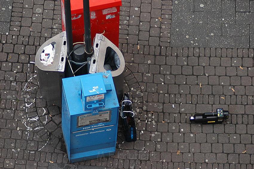 Herrenlose Einkaufstuete gesprengt Koeln Schildergasse P321.jpg